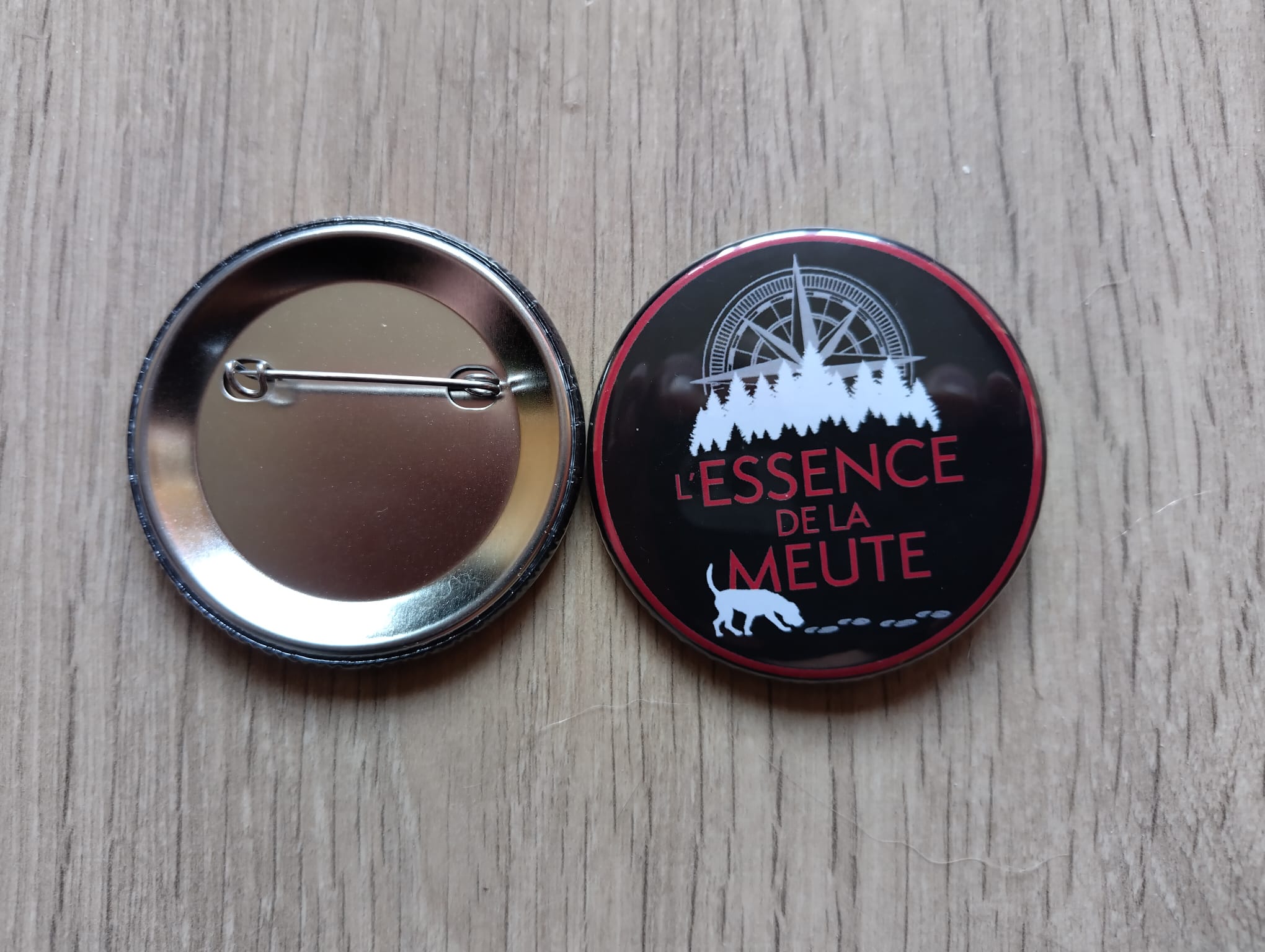Badge épingle – Logo L’Essence de la Meute – Image 2